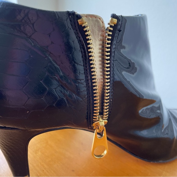 GORGEOUS Ted Baker London patent leather booties with bold gold accents! 38.5 - Picture 9 of 16
